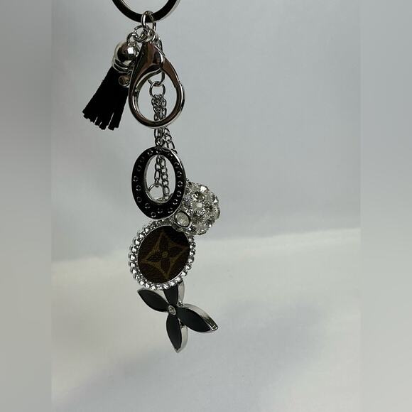 Rhinestone Fleur Clover Black and Silver Keychain Louis Vuitton - Picture 3 of 6